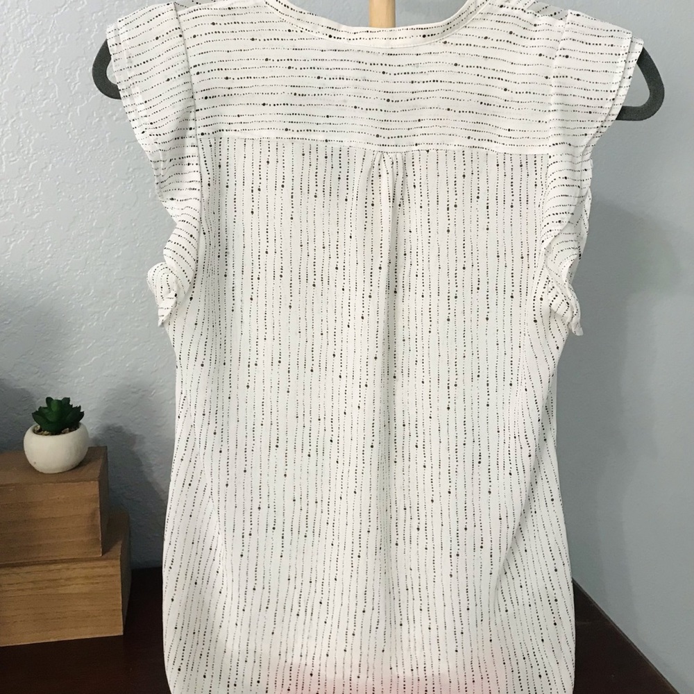 H&M Conscious 🌺 ladies blouse, white with black dots ruffle accents cap sleeves - Picture 3 of 3